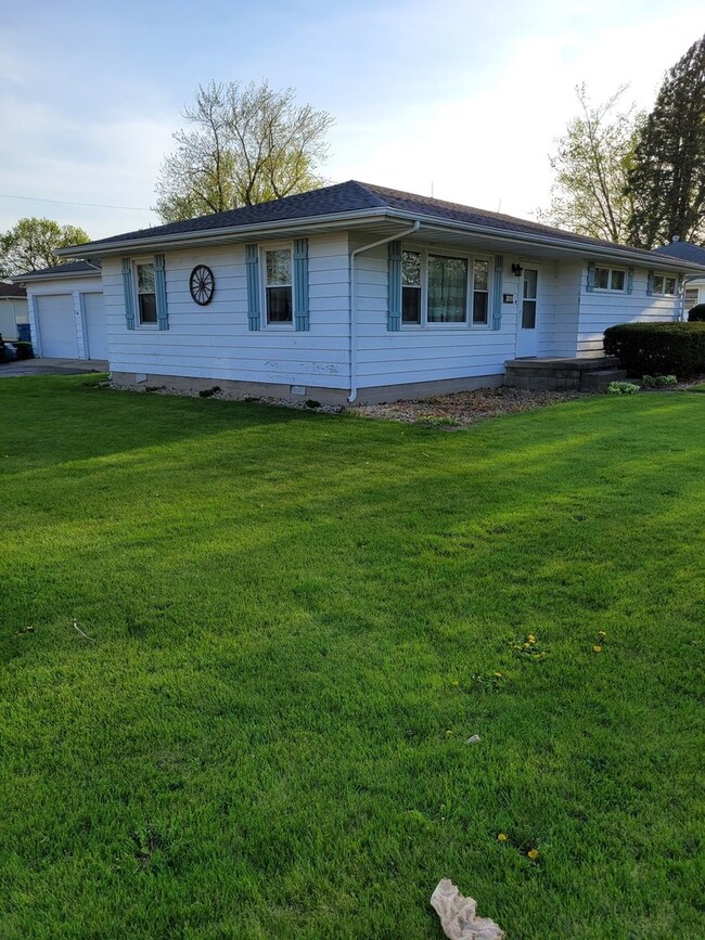 916 Warren St, Chenoa, IL 61726 - photo 3