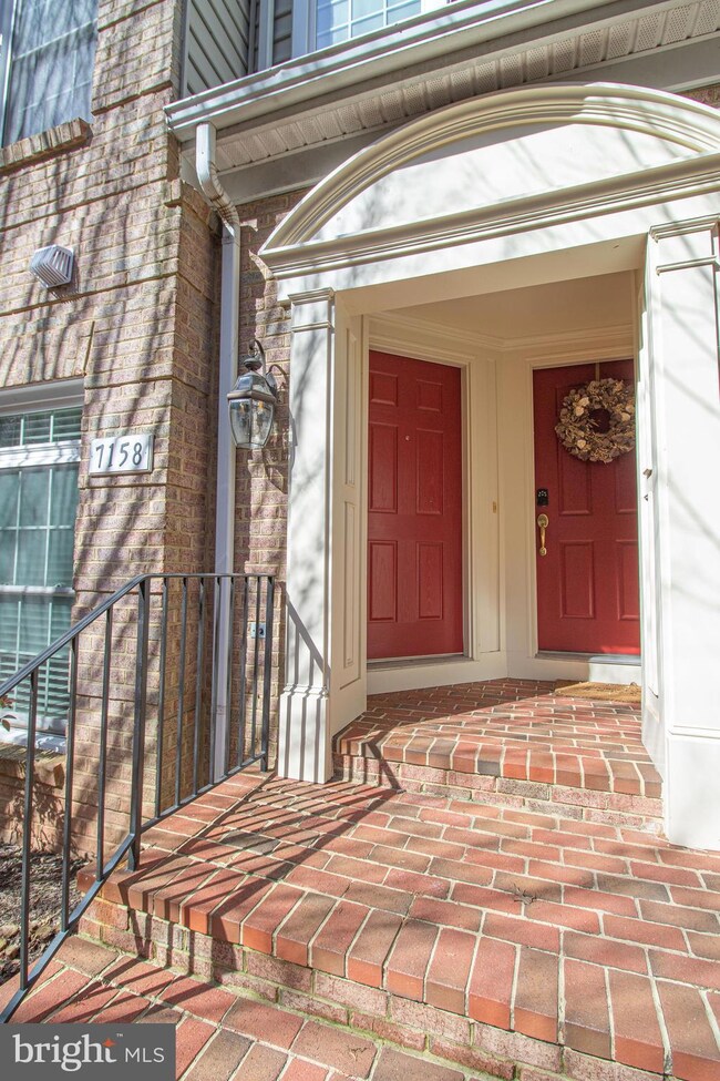 7158 Little Thames Dr unit 185, Gainesville, VA 20155 - photo 2