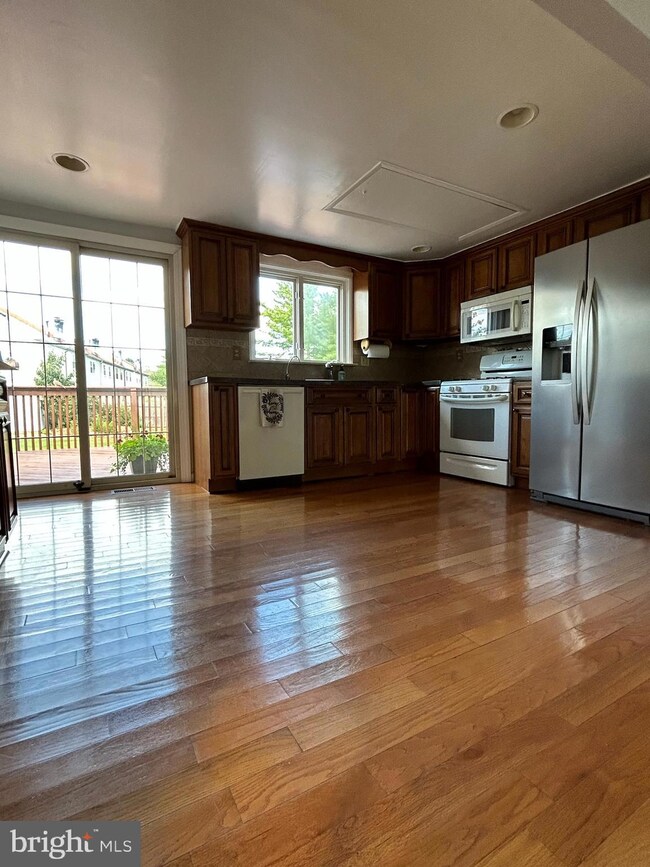 112 W Sylvan Ave, Morton, PA 19070 - photo 6