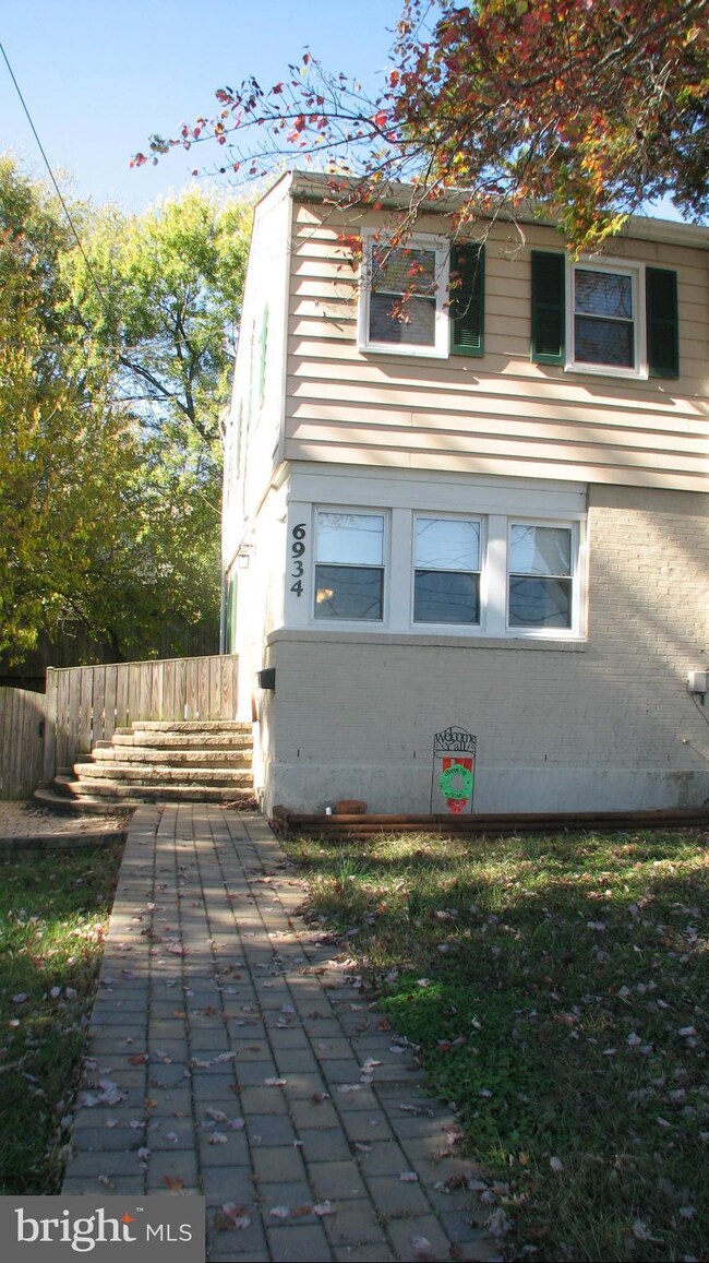 6934 University Dr, Alexandria, VA 22307 - photo 2