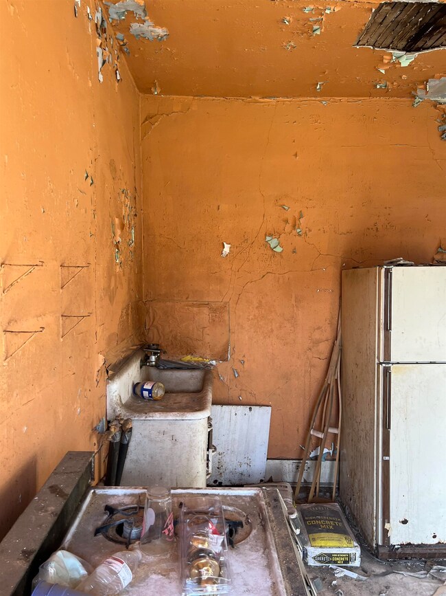 321 E Pine St, Covington, VA 24426 - photo 6