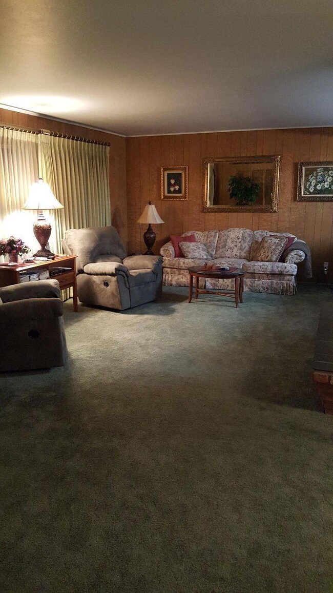 1403 NE Sommer Dr, Grants Pass, OR 97526 - photo 5