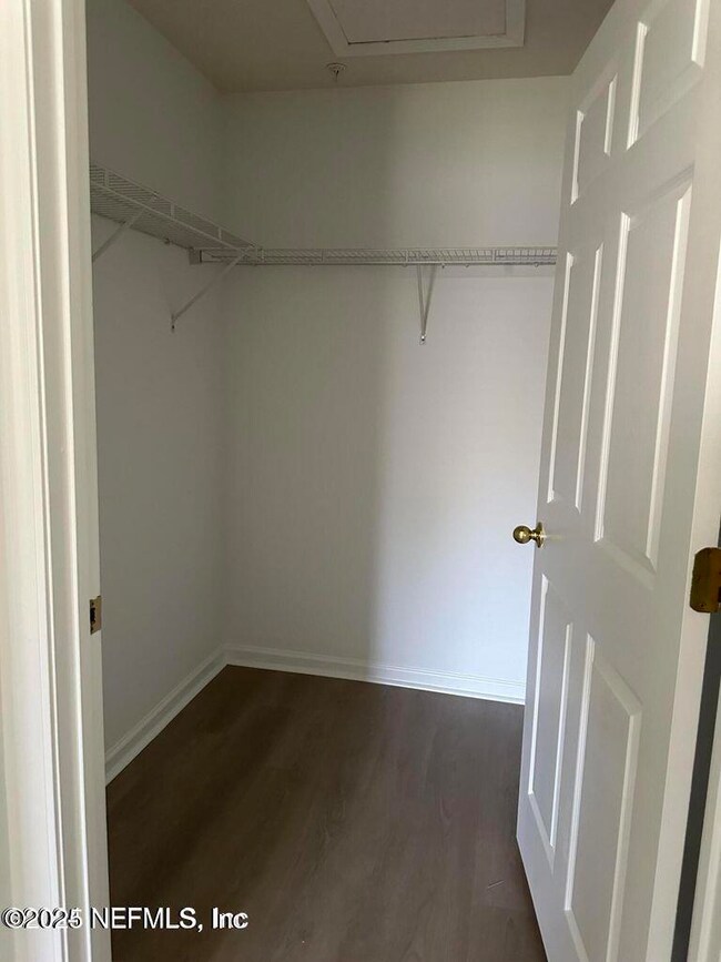 Amarante Walkin Closet