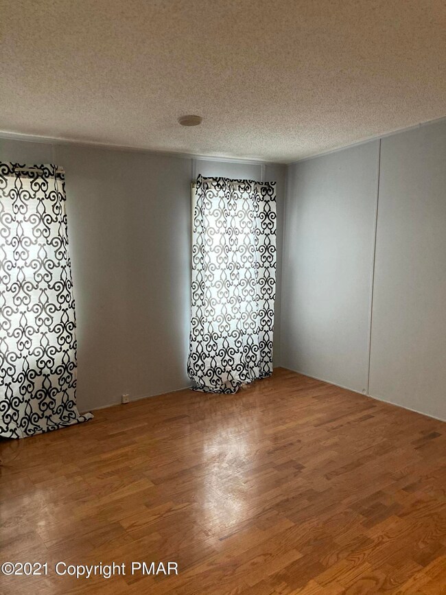 127 N 3rd St, Stroudsburg, PA 18360 - photo 5