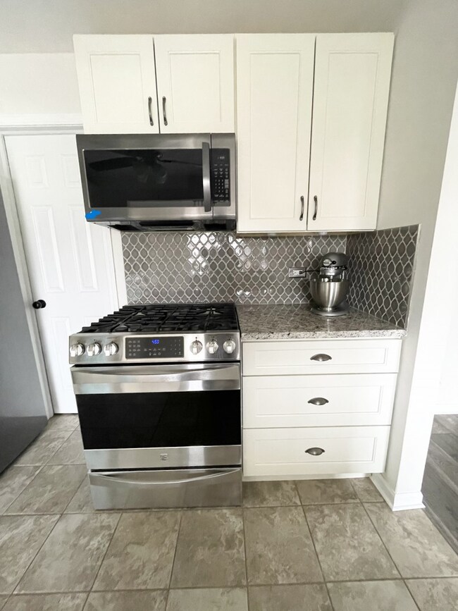 2105 Lancaster Cir unit 202B, Naperville, IL 60565 - photo 5