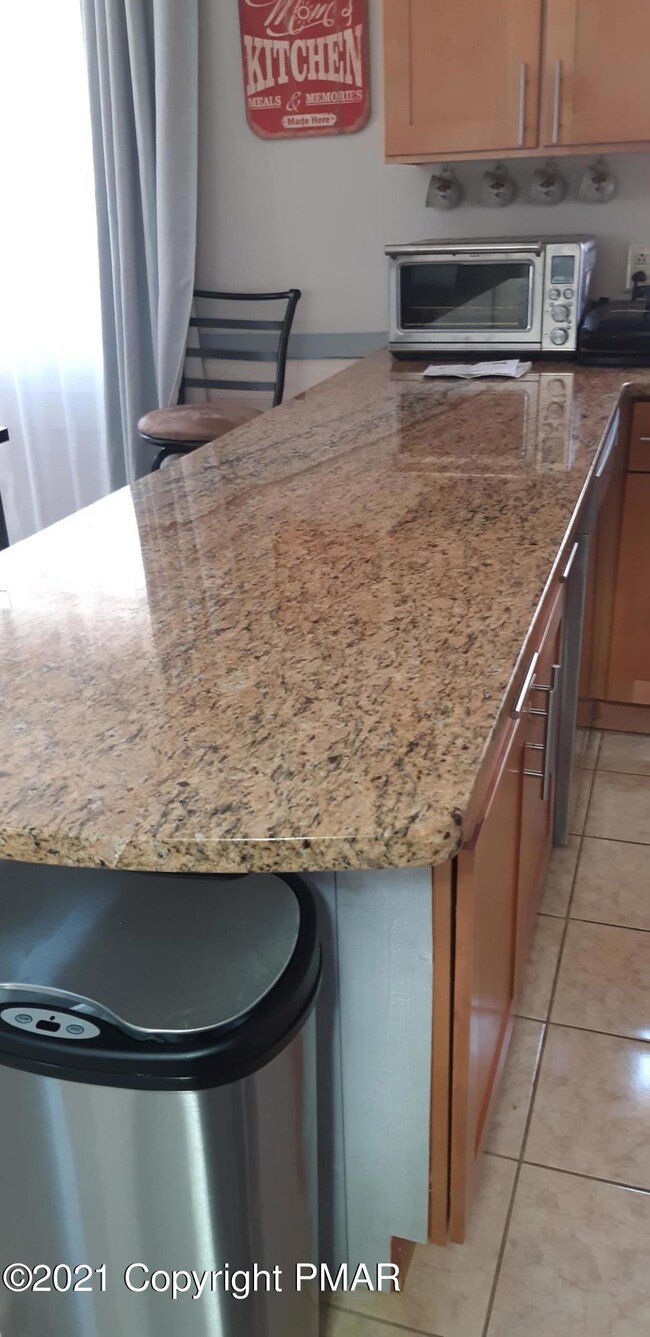 GRANITE COUNTER IN KITCHEN