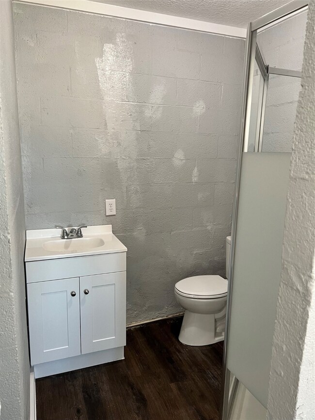 415 N Beauregard St unit 13, Alvin, TX 77511 - photo 2