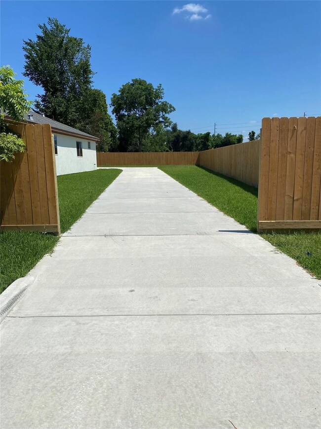 2210 Esther Dr, Houston, TX 77088 - photo 5