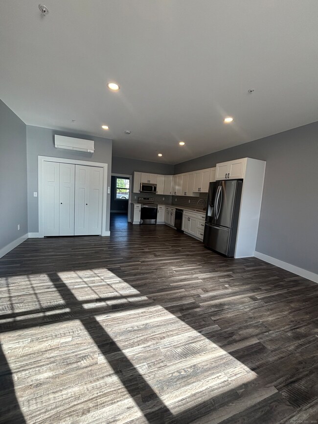 303 Norwich-New London Turnpike unit M, Montville, CT 06382 - photo 2