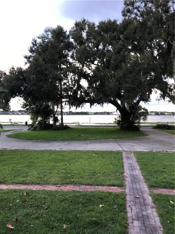 CIRCULAR DRIVEWAYS AND LAKE VIEW