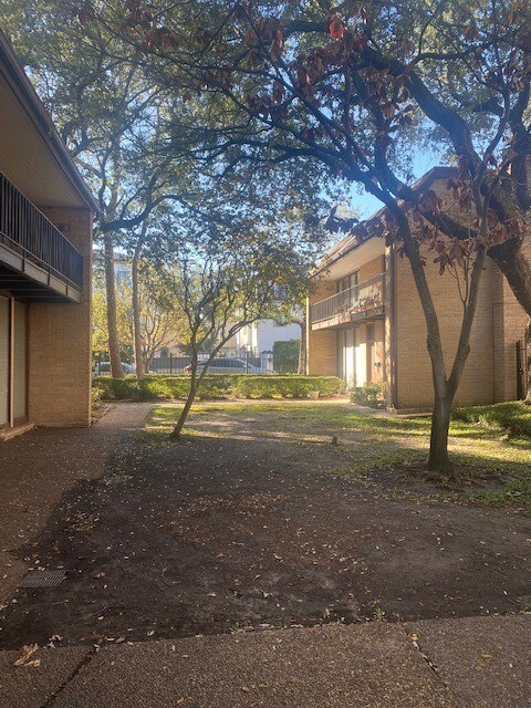 Townhouse and courtyard