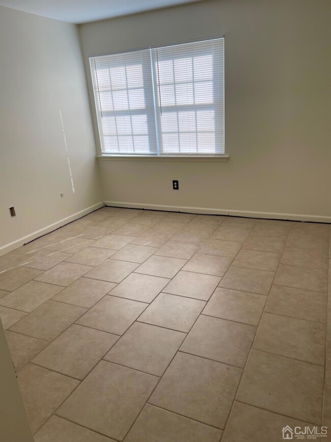 122 Keystone Ct unit A, Woodbridge, NJ 07095 - photo 2