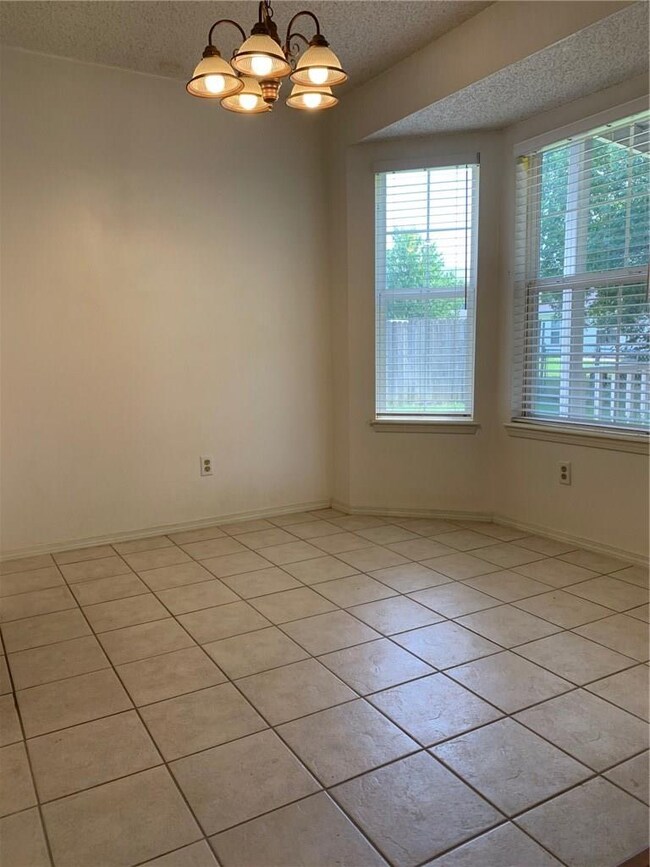 671 Clover Ln, Springdale, AR 72764 - photo 3