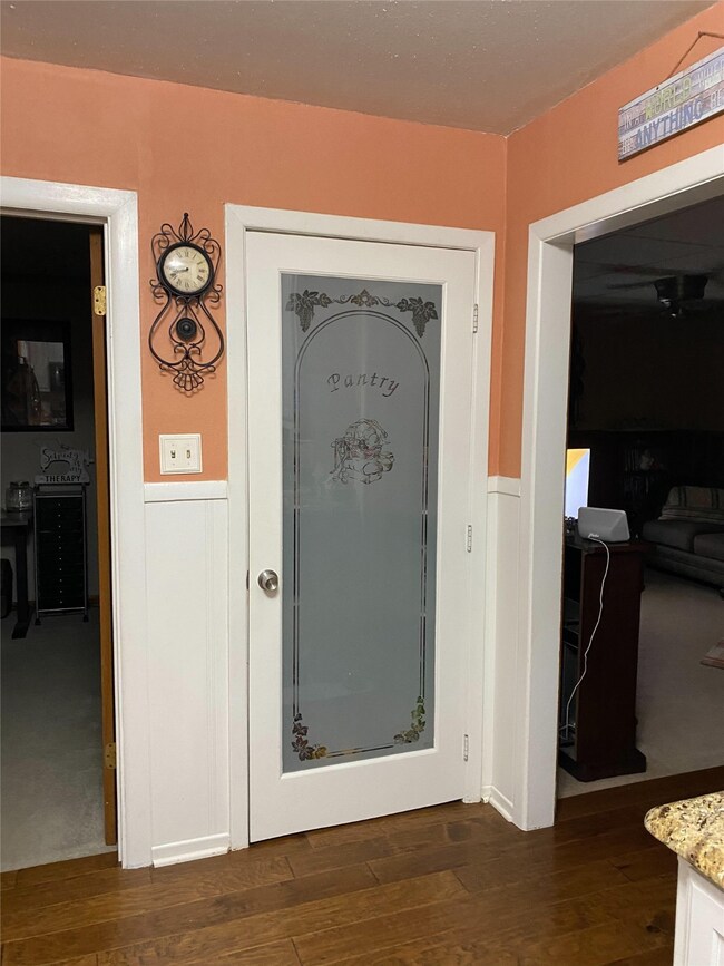 1605 Elizabeth St, Gainesville, TX 76240 - photo 6