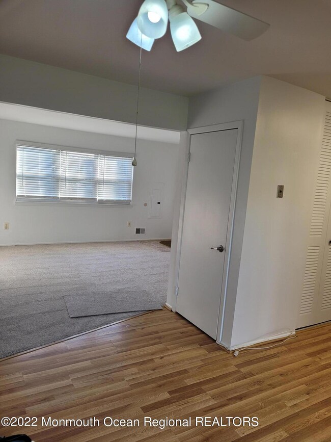 4b CALIFORNIA LIVING ROOM FROM KITCHEN