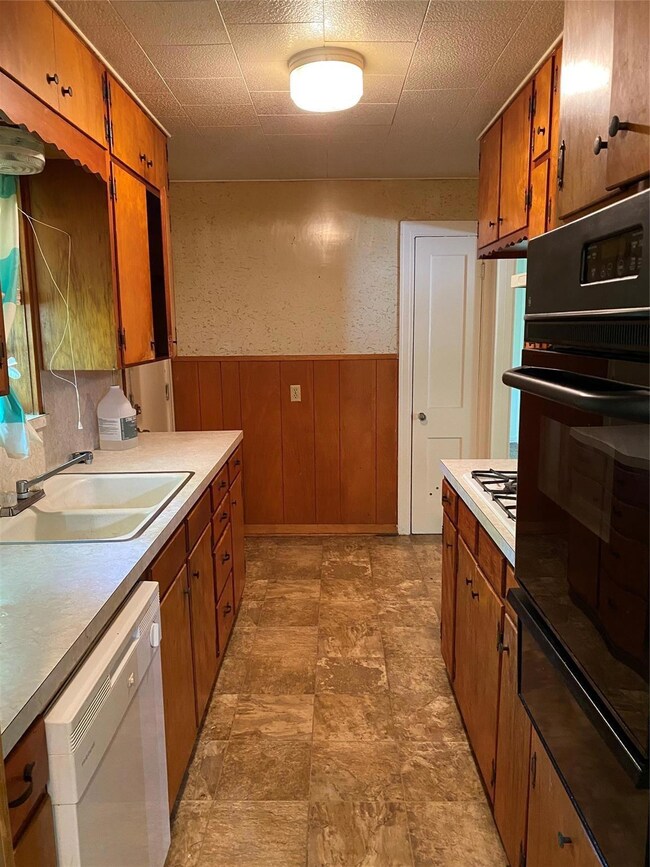 1806 N Culberson St, Gainesville, TX 76240 - photo 4