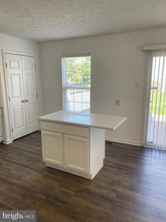 9541 Oakhurst Dr, Columbia, MD 21046 - photo 7