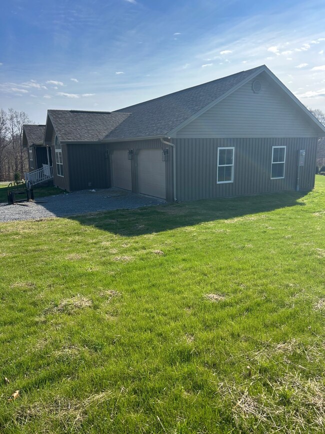 335 Sonny Aaron Dr unit 335, Jamestown, KY 42629 - photo 3