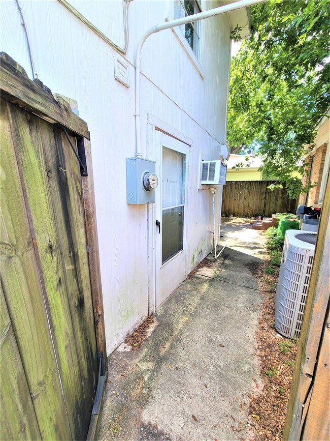 5009 N Main St unit 1/4, Houston, TX 77009 - photo 6