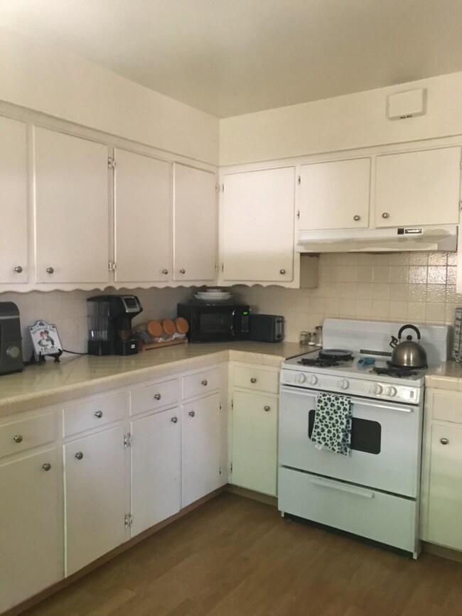 329 W Deodar Ln, Lemoore, CA 93245 - photo 4