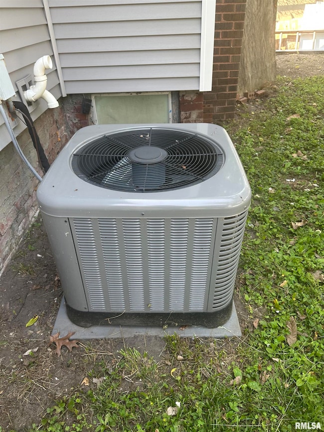 1213 NE Glendale Ave, Peoria, IL 61603 - photo 3