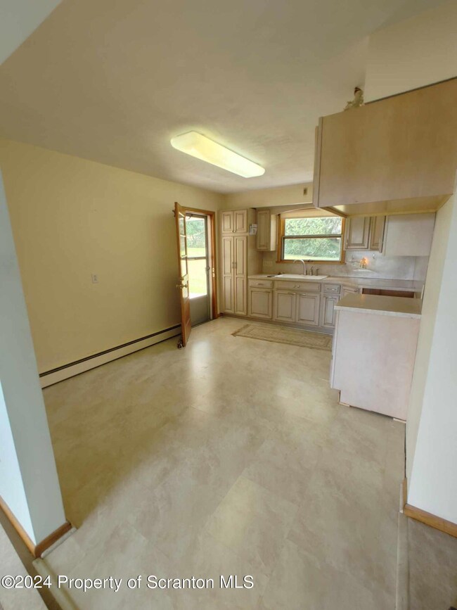 14 Hemlock St, Dupont, PA 18641 - photo 4