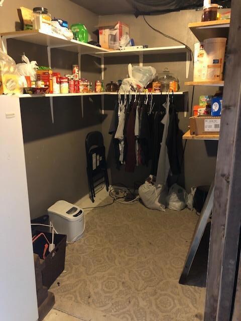 Walk in pantry/storage<|><|>