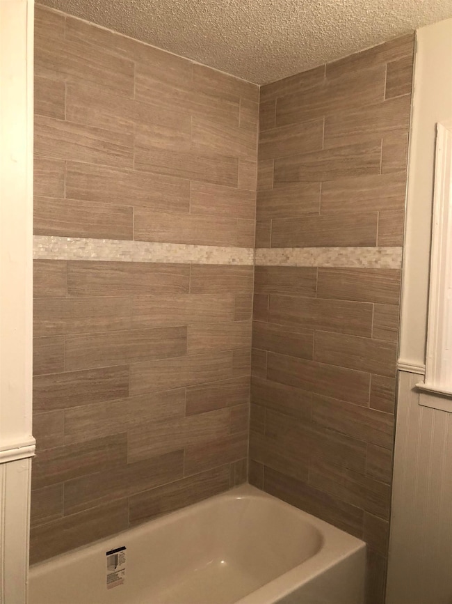 Bathroom featuring tiled shower / bath combo and a