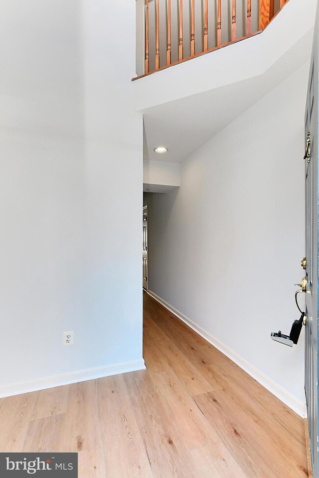 25228 Dunvegan Square, Chantilly, VA 20152 - photo 4