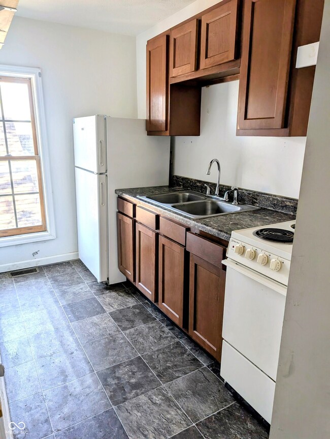 1210 California St, Columbus, IN 47201 - photo 5