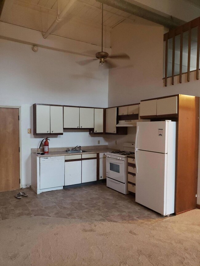 633 Mckinley St unit 106, Hazleton, PA 18201 - photo 3