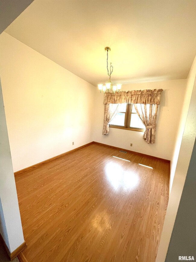 821 W 46th St, Davenport, IA 52806 - photo 7