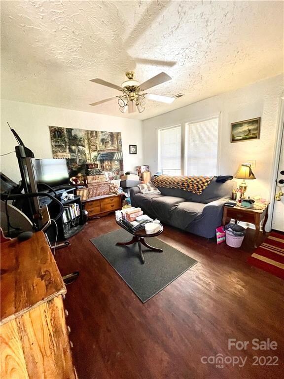 Living room 7400