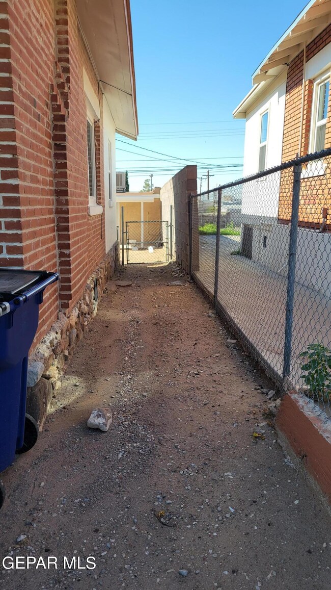 2922 Sacramento Ave unit B, El Paso, TX 79930 - photo 2