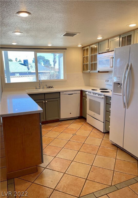 Lovey Kitchen - all appliances are included