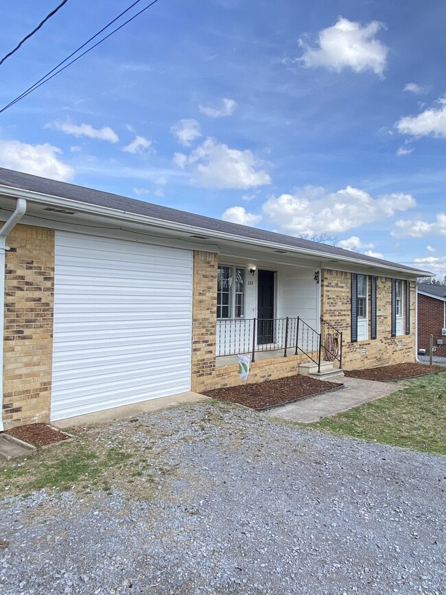 335 Maplewood Dr, Shelbyville, TN 37160 - photo 4