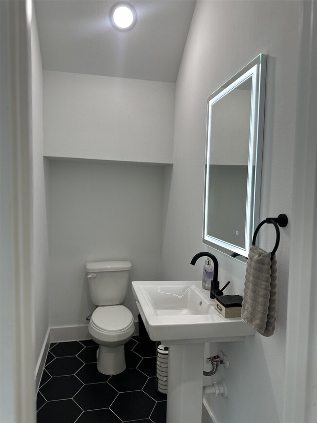 1711 Ruth St unit C, Houston, TX 77004 - photo 5