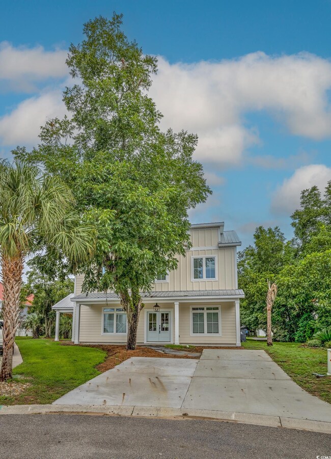 View of front facade featuring a front yard