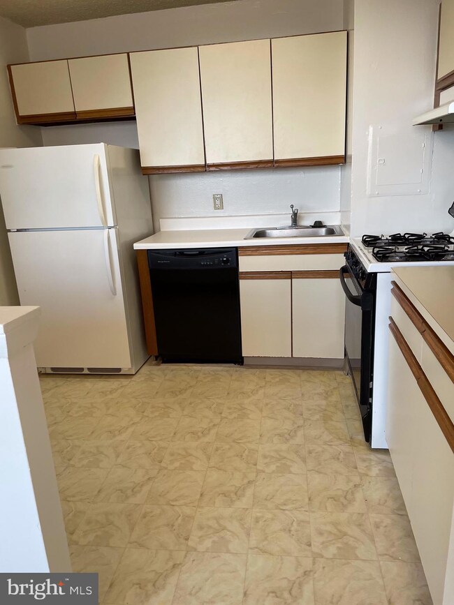 Radnor House unit 910, Bryn Mawr, PA 19010 - photo 4