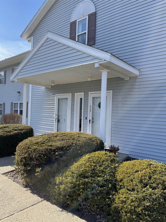 607 Cambridge Manor Dr unit 607, Schenectady, NY 12302 - photo 2