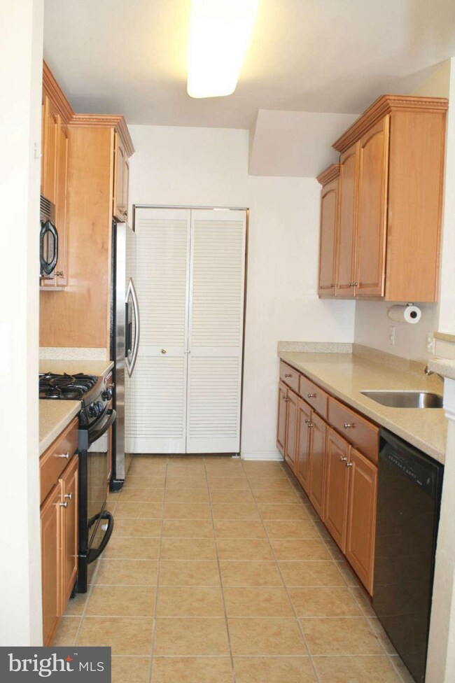 13062 Marcey Creek Rd, Herndon, VA 20171 - photo 3