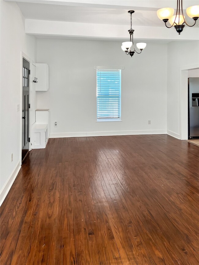 917 W Lang St, Alvin, TX 77511 - photo 5
