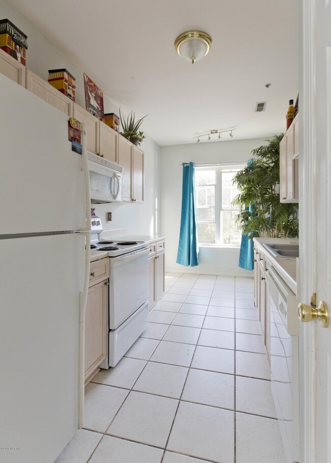 4527-203 Kitchen from Hallway
