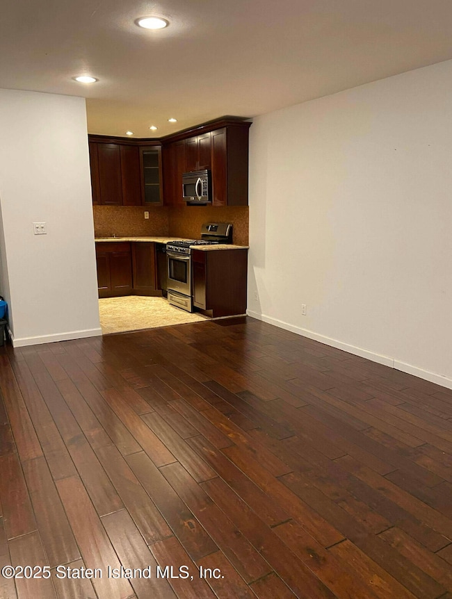 (4) LIVING ROOM - KITCHEN