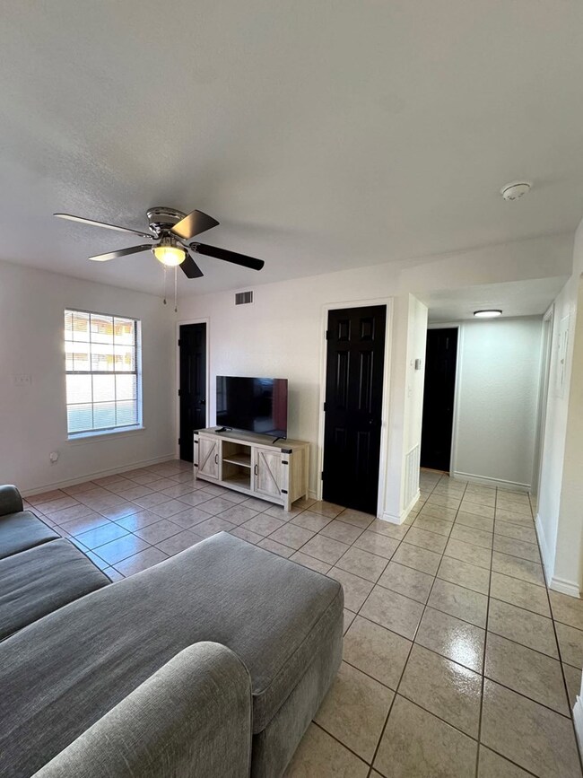 2255 N Veterans Blvd unit 11, Eagle Pass, TX 78852 - photo 3