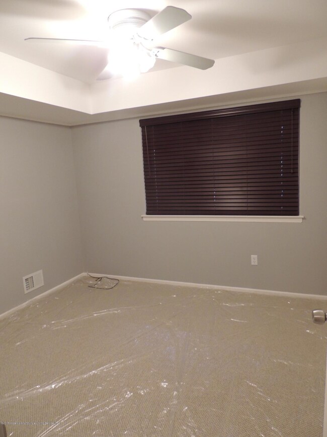 27 White Oak Ln, Staten Island, NY 10309 - photo 4