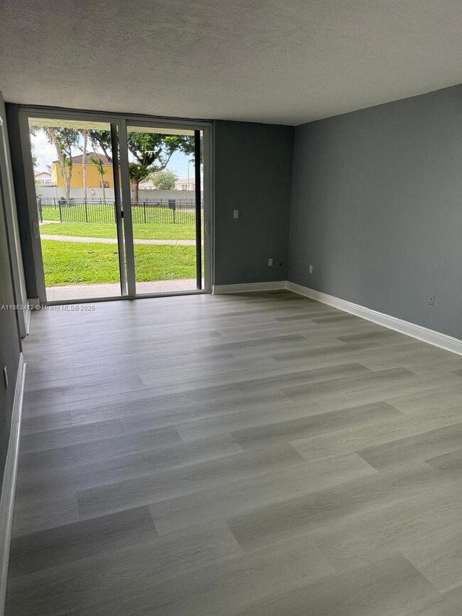 Samari Lake unit 2124, Hialeah, FL 33016 - photo 2