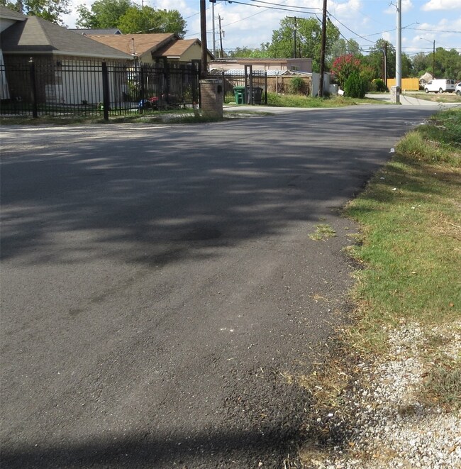 8018 Beckley St, Houston, TX 77088 - photo 2