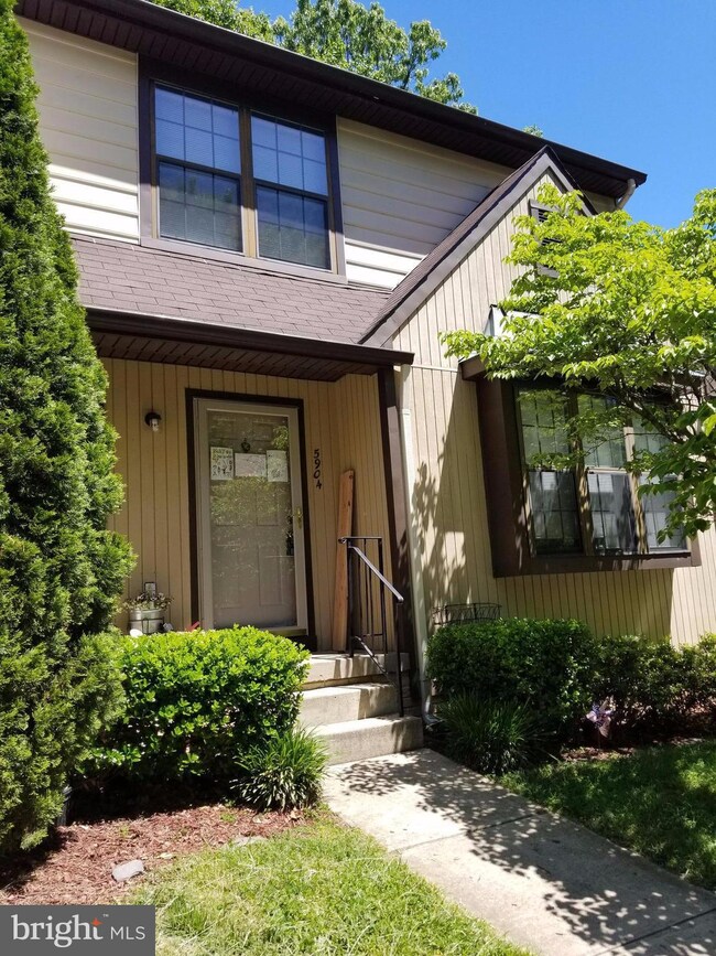 5904 Roberts Common Ct, Burke, VA 22015 - photo 2