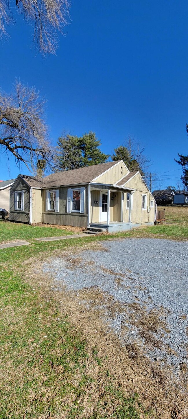 1317 Edgemont Ave, Bristol, TN 37620 - photo 4